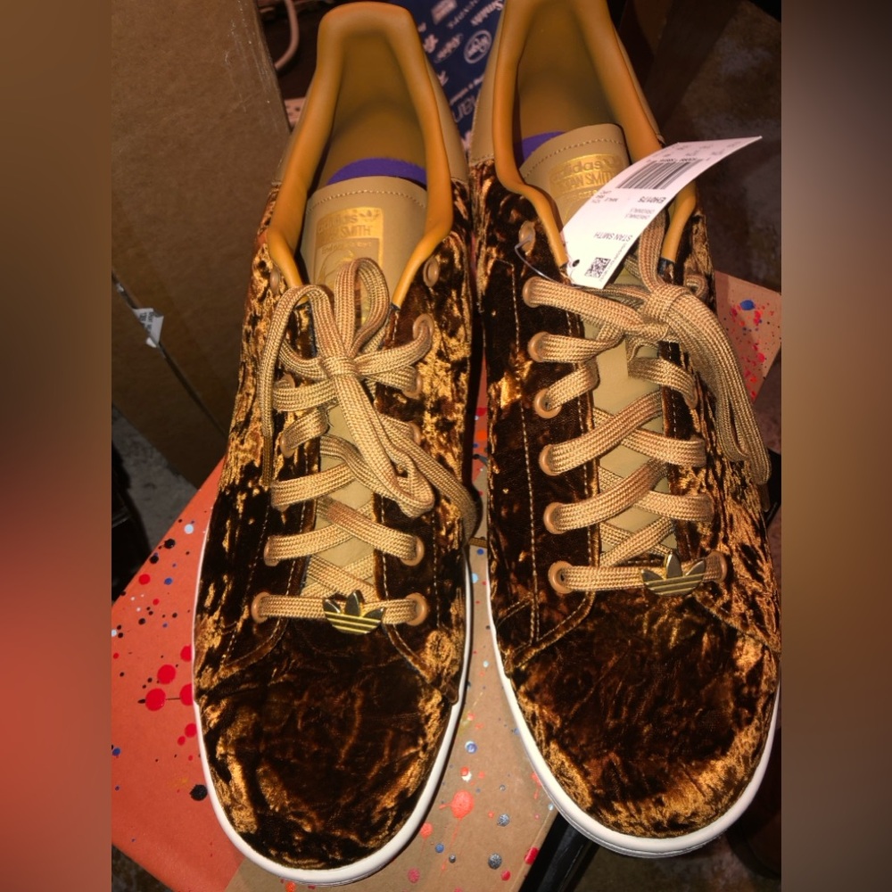 NWOB Stan Smith Mesa and Cloud White crushed velvet shoe Size13